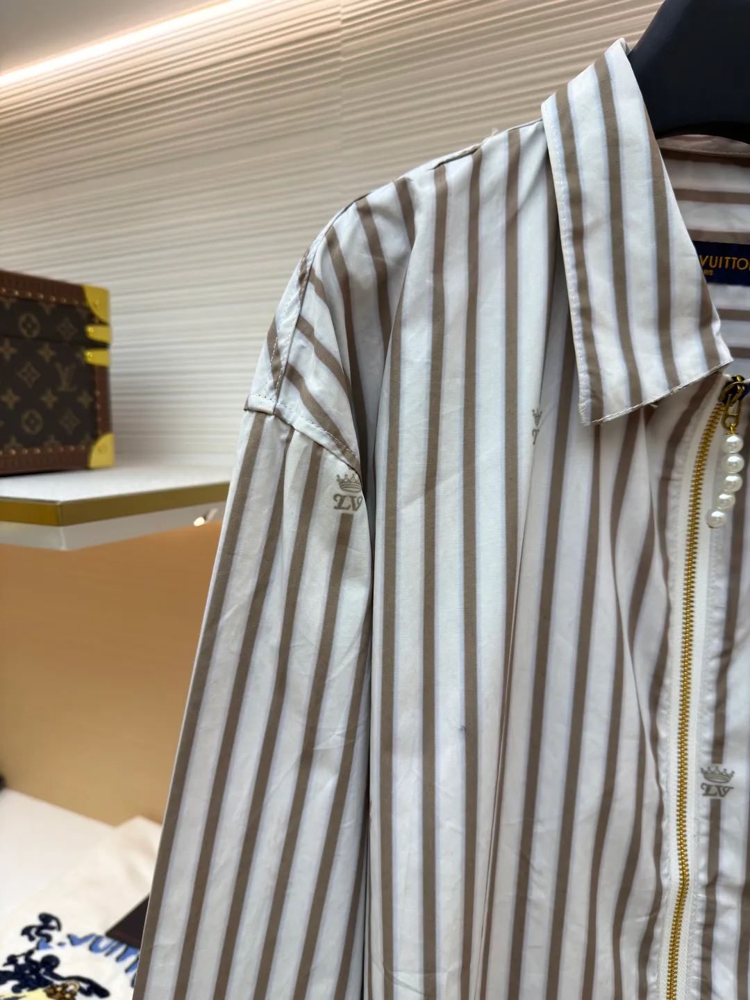 LOUIS VUITTON striped zipper shirt jacket ●Original version: Purchased and developed for 21700 ●Item number: 1681773-A60 ●Fabric: high-count cotton blended fabric ●Technology: dark pattern embroidery production ●Color: white and gray stripes ●Version: fitted version ●Weight: about 320 grams ●Size: S-M-L-XL ●Description: Made of imported high-count cotton blended fabric, the texture is soft and skin-friendly and has a stiff feel. It is comfortable and breathable to wear and not easy to wrinkle, making it easy to take care of daily. The neckline adopts a classic lapel design, with a full zipper opening and closing method, breaking the button constraints of traditional shirts, making it more casual to put on and take off and with a stronger sense of style; the body is printed with gray and white vertical stripes pattern, supplemented by the brand's iconic Monogram dark embroidery decoration, the details highlight the brand's recognition. The stripe elements not only modify the body shape but also add a simple and high-end sense; the overall version is a loose oversize silhouette, which is highly tolerant and suitable for all types of body shapes. It can be worn alone or as a layered outer layer, suitable for various scenes. The overall wiring is straight and delicate, the fabric is comfortable and soft, and the color is consistent without color difference. It can be matched with the same style to create a fashionable look and control various occasions. Customized accessories, complete with three standards, same style for men and women!